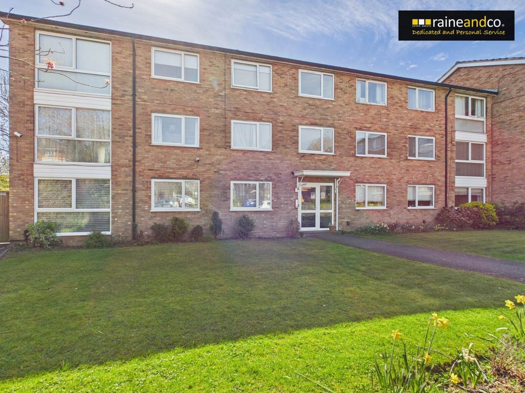 2 bed flat for saleStapleton Close, Potters Bar EN6 photo 2