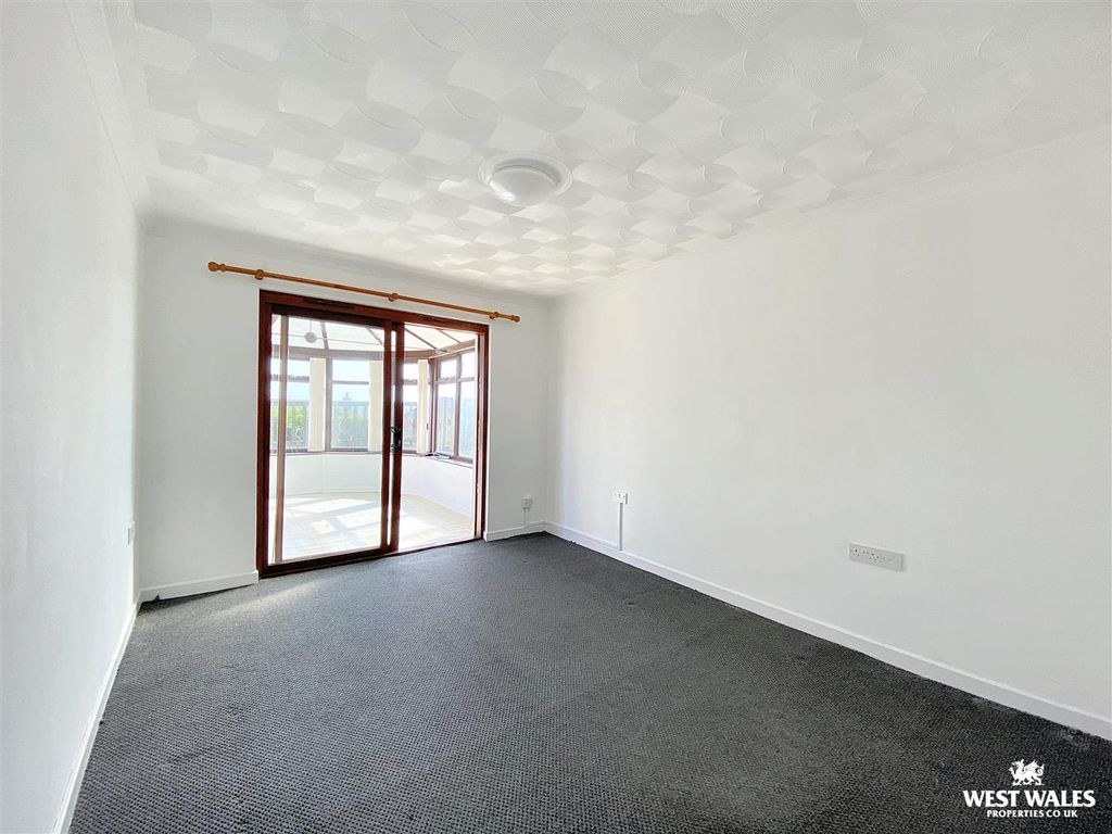 3 bed detached bungalow for saleCenarth Close, Pembroke Dock SA72 photo 5