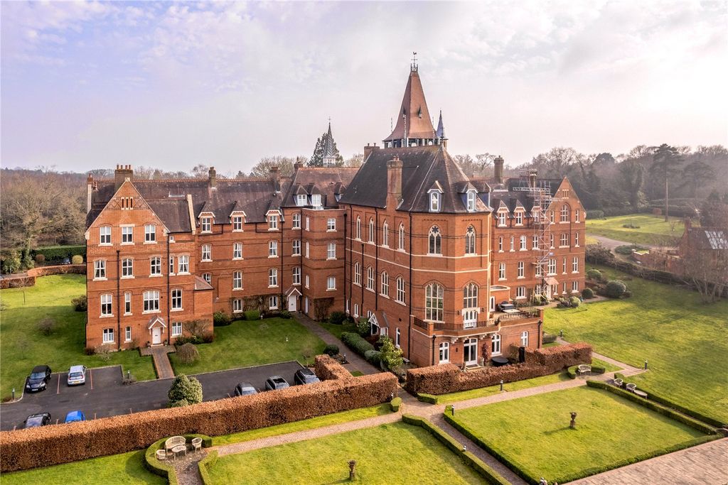3 bed flat for saleWolfs Row, Oxted, Surrey RH8