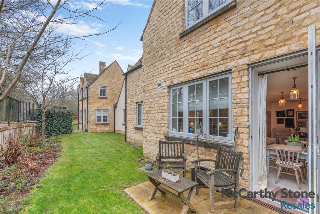 2 bed flat for saleHawkesbury Place, Fosseway, Stow On The Wold GL54