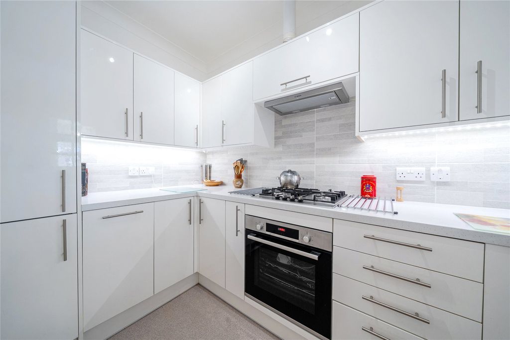 2 bed flat for saleStation Road, Orpington BR6 photo 3