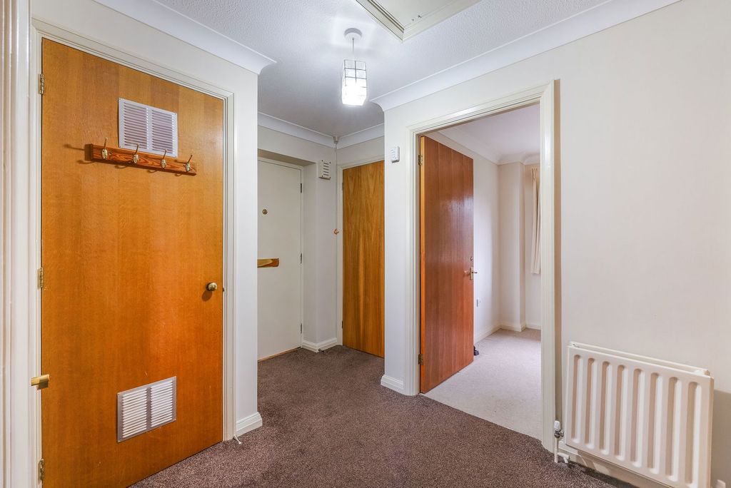 2 bed flat for saleSurrey RH7 photo 5