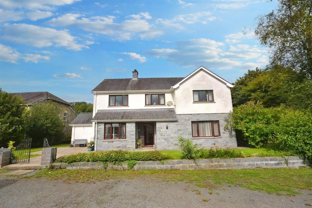 4 bed detached house for salePencader SA39 photo 3