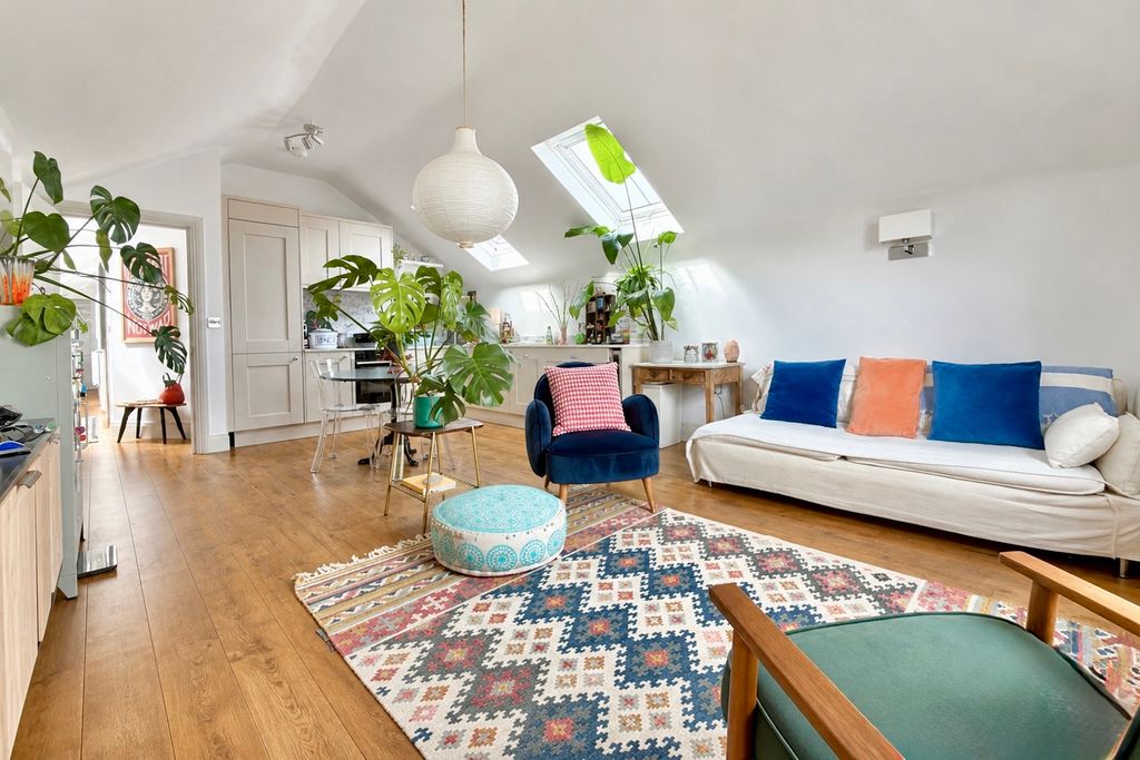 2 bed flat for salePaternoster Row, Ottery St. Mary, Devon EX11 photo 3