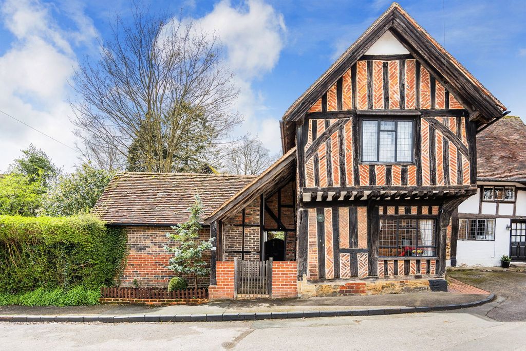 3 bed semi-detached house for saleChurch Road, Lingfield, Surrey RH7