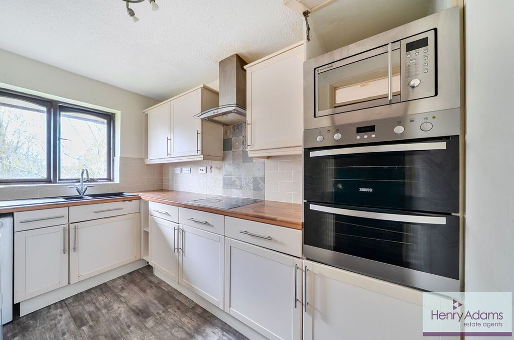 2 bed flat for saleLongmead, Liss GU33 photo 3