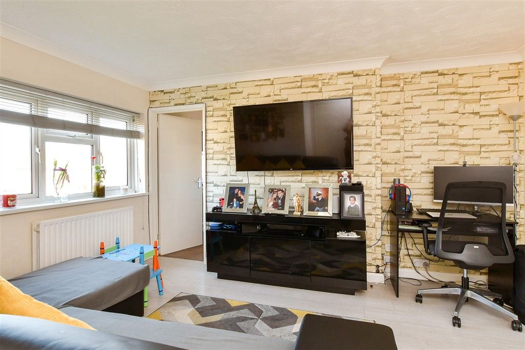 3 bed maisonette for saleManning Road, Littlehampton, West Sussex BN17 photo 2
