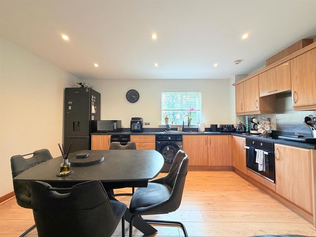2 bed flat for saleKendal, Purfleet-On-Thames RM19 photo 2