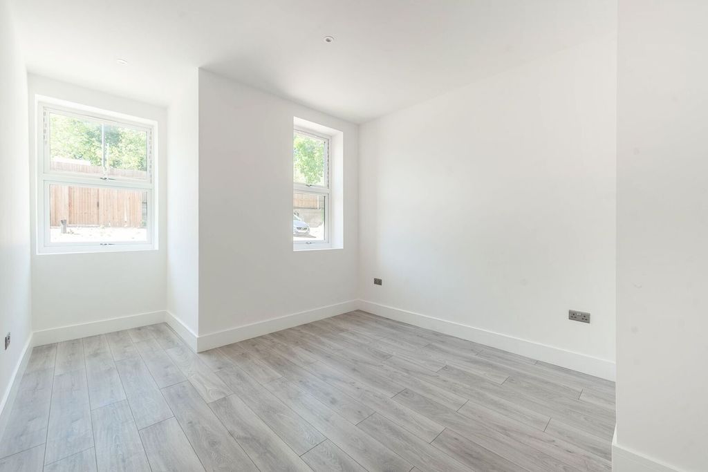 2 bed flat for saleWest End Lane, Pinner HA5 photo 4