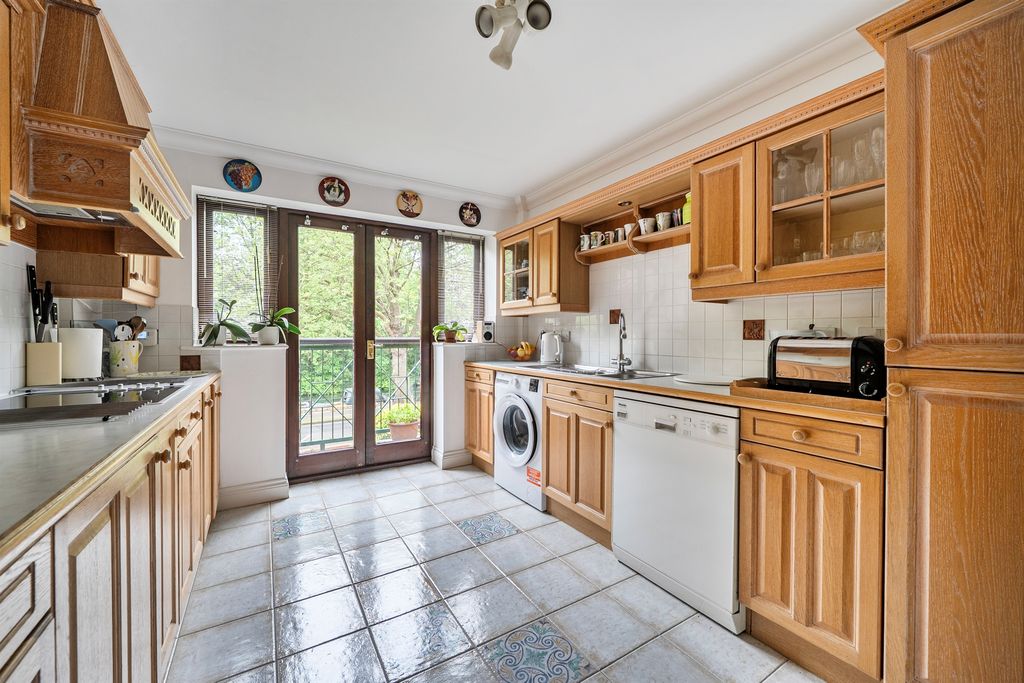 2 bed flat for saleDerek Road, Maidenhead SL6 photo 4