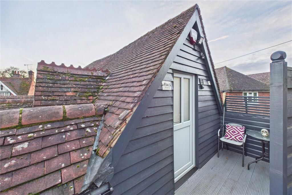 2 bed flat for salePlaistow Street, Lingfield RH7