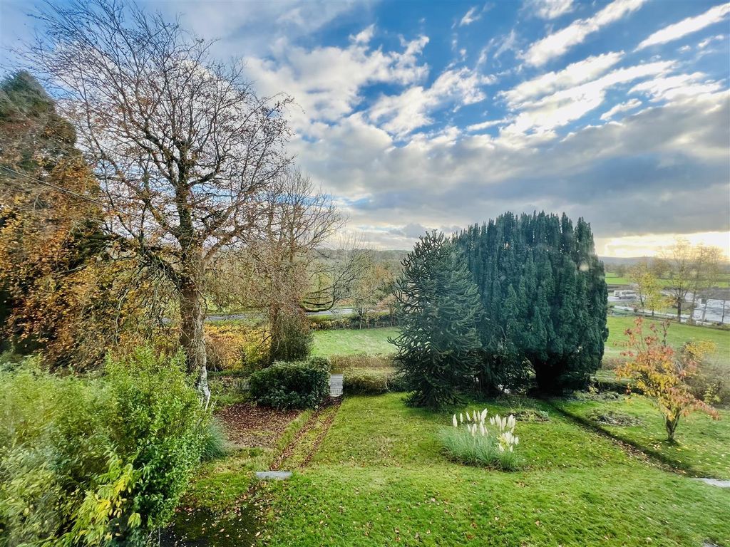 4 bed property for saleLlanwrda SA19 photo 3