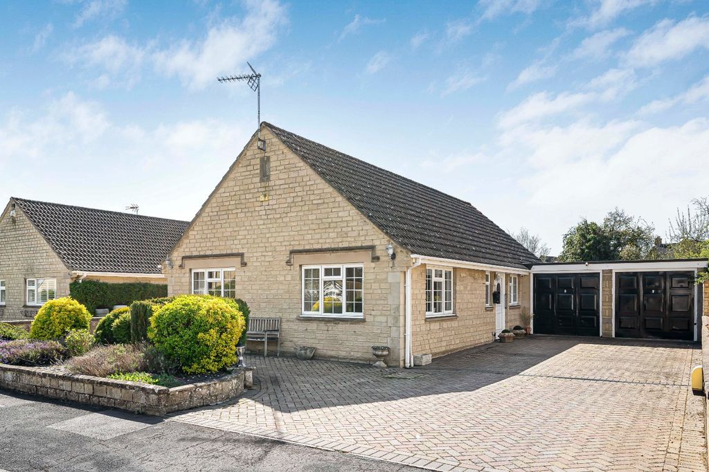 3 bed bungalow for saleBriary Road, Lechlade, Gloucestershire GL7