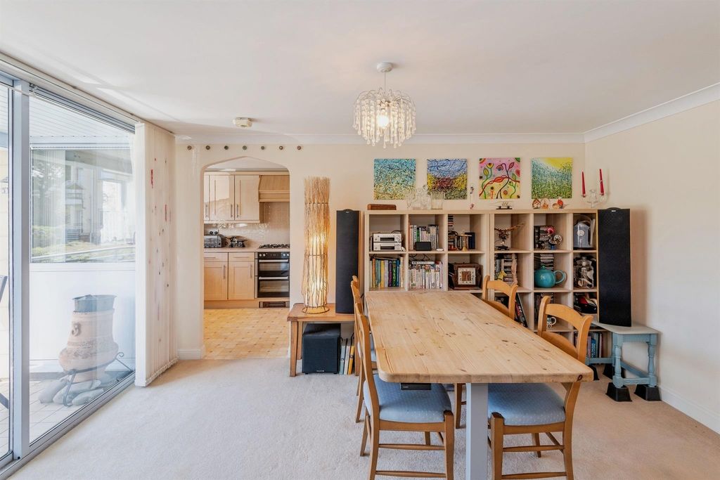 3 bed flat for saleTrinity Way, Minehead TA24 photo 5