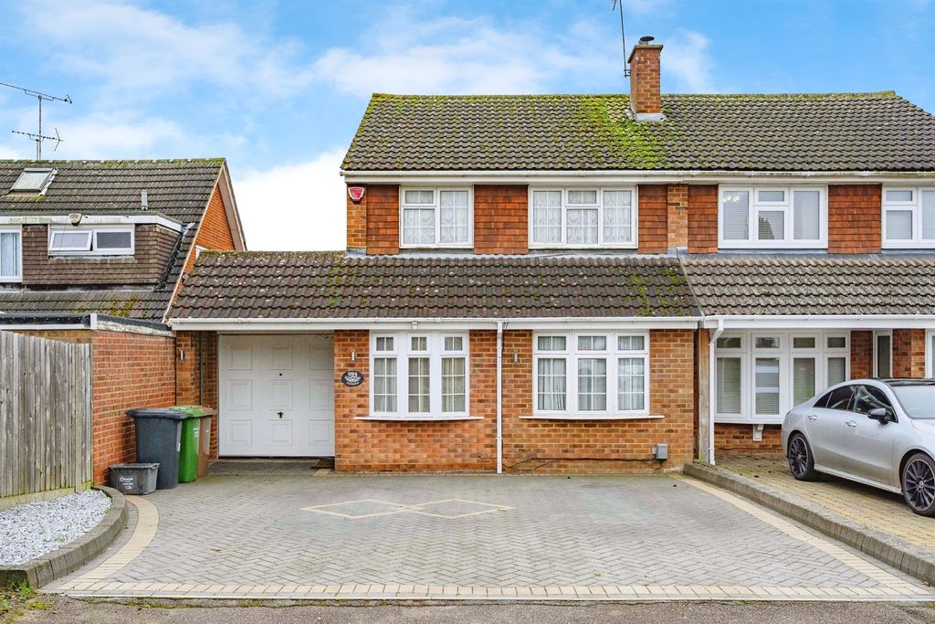 3 bed semi-detached house for saleTurnpike Drive, Luton LU3