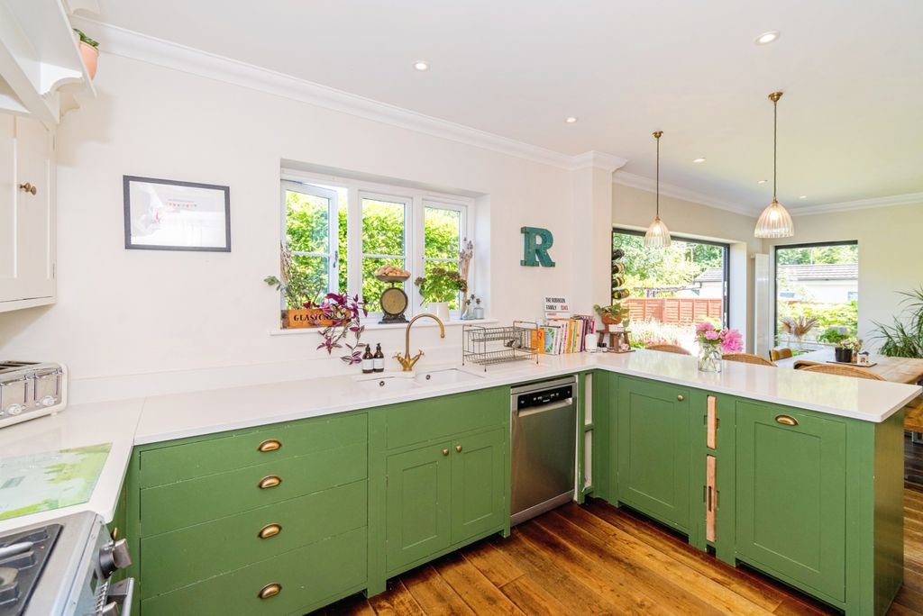 5 bed semi-detached house for salePrinces Crescent, Lyndhurst SO43 photo 2