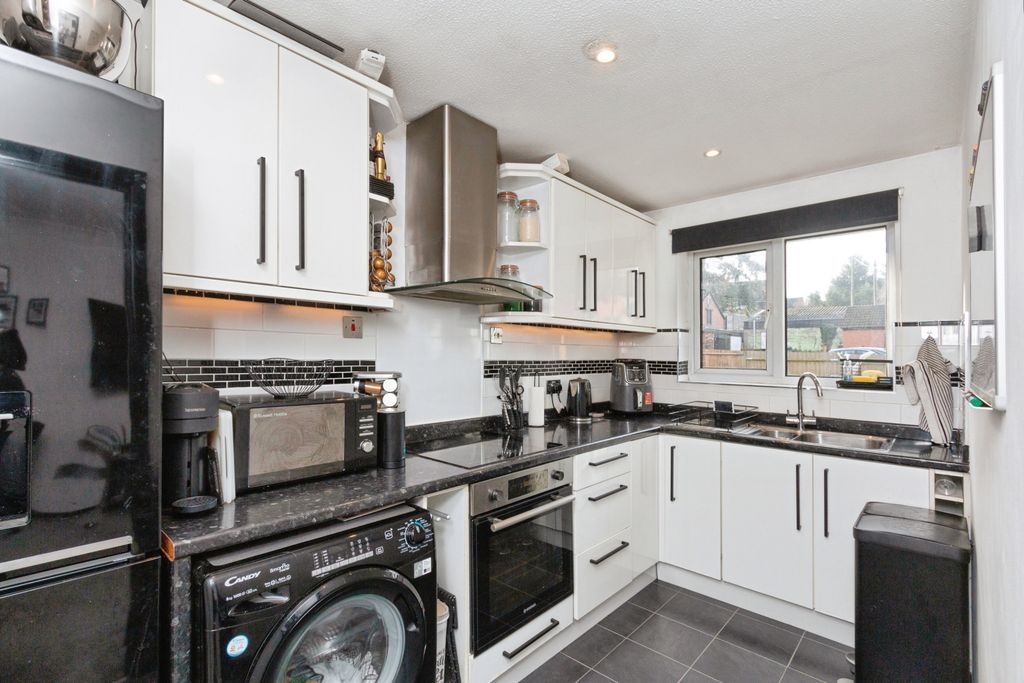 1 bed flat for saleDudley Close, Bordon GU35 photo 5