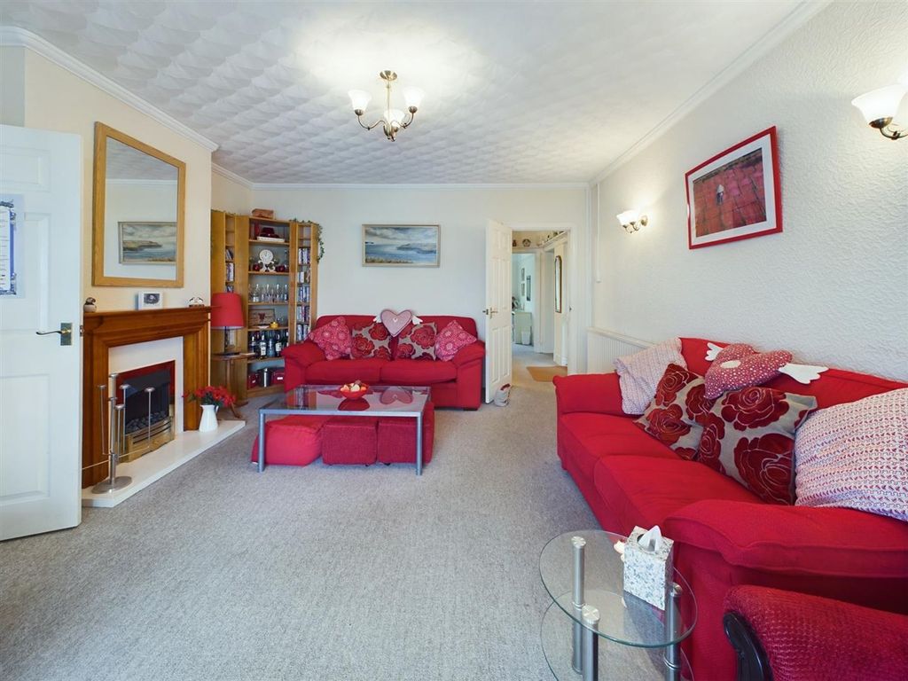 3 bed detached bungalow for salePointfields Crescent, Hakin SA73 photo 3