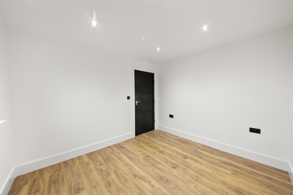 Additional image 16 of 5 bed semi-detached house for saleThe Heights, Northolt UB5