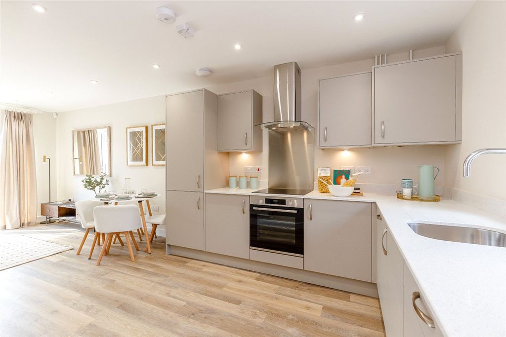 2 bed flat for saleSteel Close, Newbury, Berkshire RG14