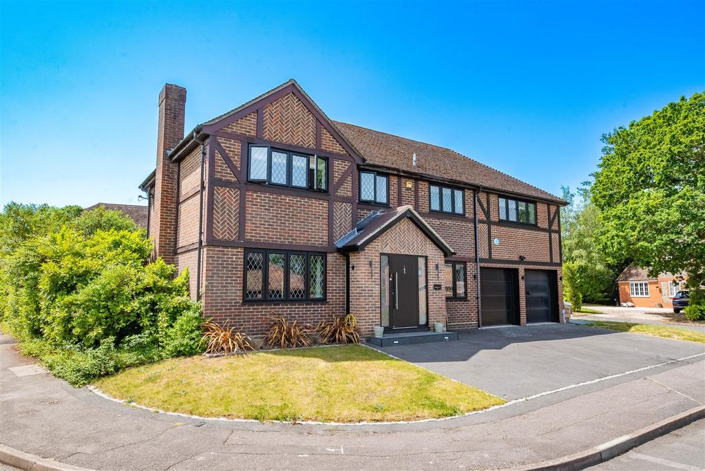 6 bed detached house for saleSorrel Drive, Lightwater GU18