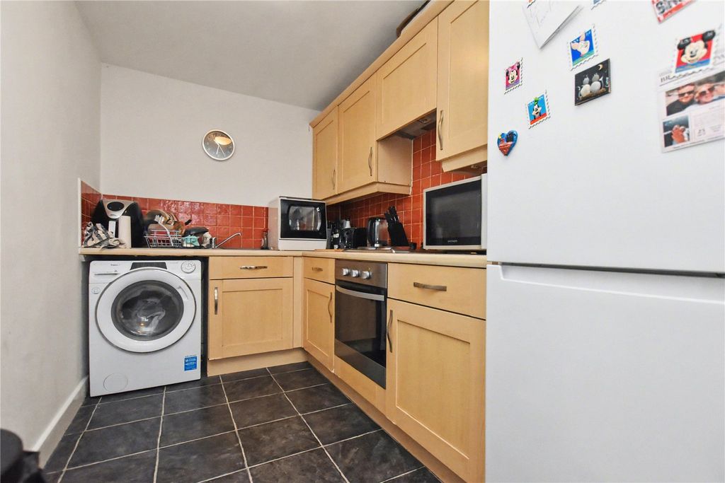 2 bed flat for salePavilion Close, Stanningley, Pudsey, West Yorkshire LS28 photo 3