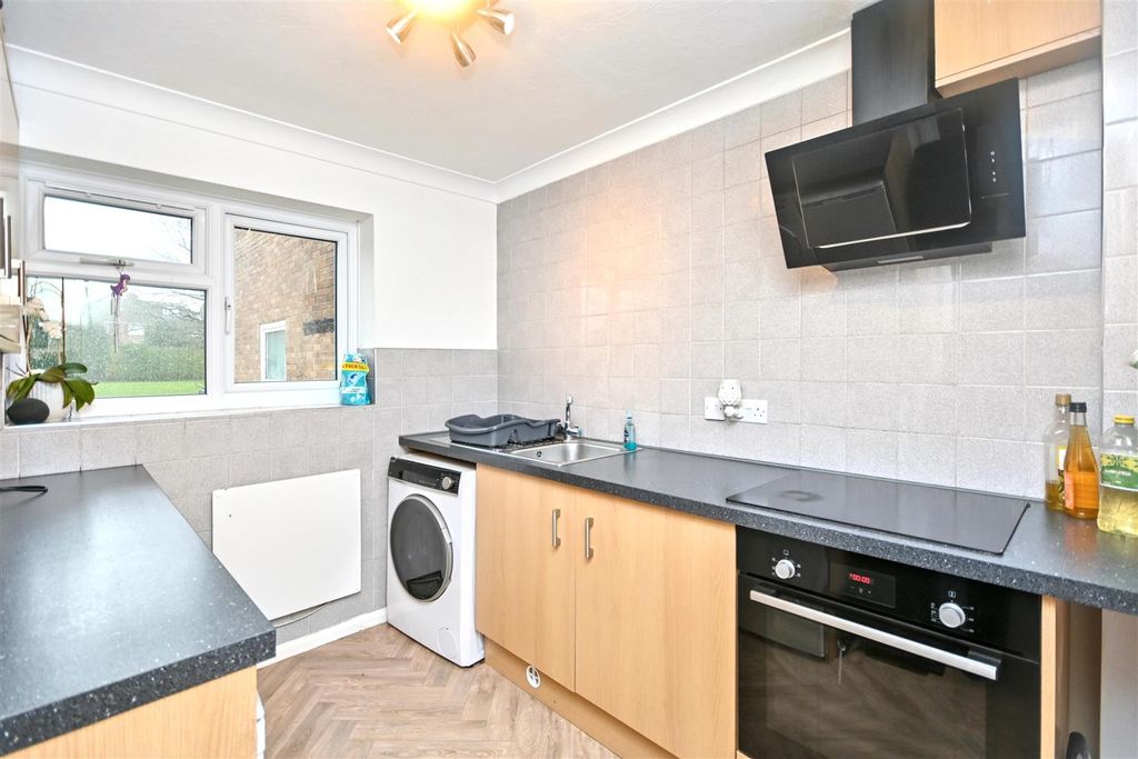 1 bed flat for saleWindsor Way, Polegate BN26 photo 3