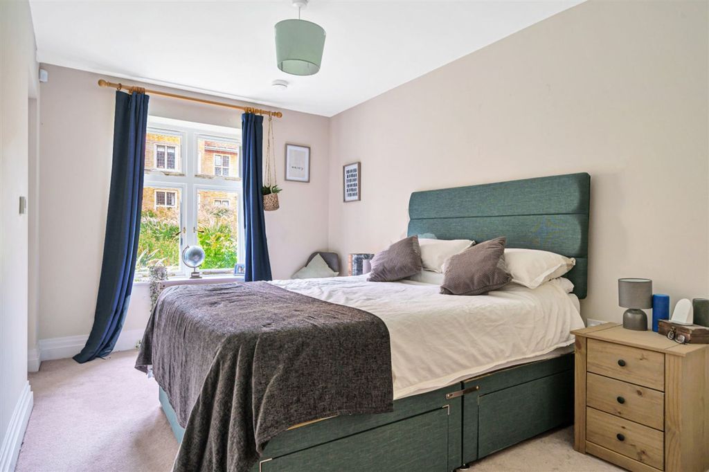 Additional image 6 of 2 bed flat for saleKings Drive, Midhurst GU29