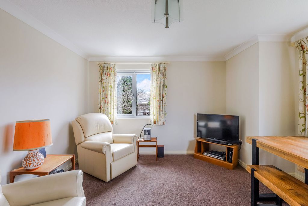 2 bed flat for saleSurrey RH7 photo 4