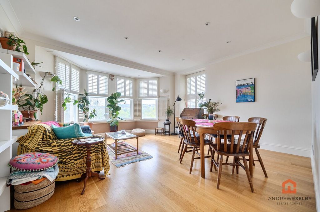2 bed flat for salePenzance TR18 photo 2