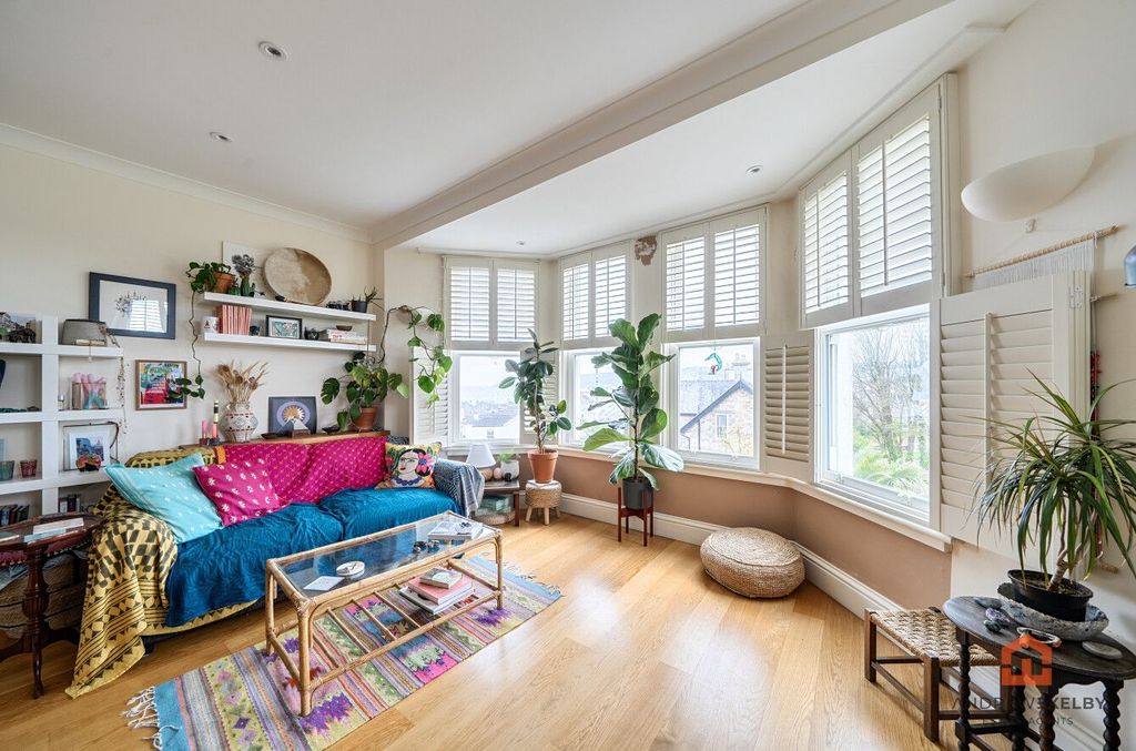 2 bed flat for salePenzance TR18 photo 4