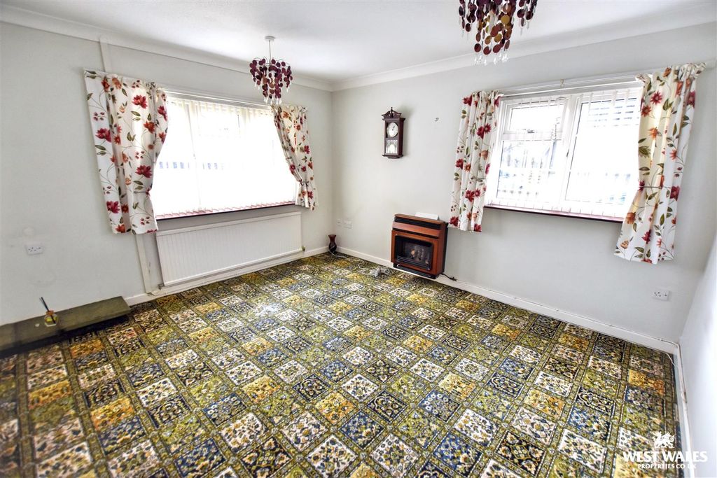 3 bed detached bungalow for saleVicarage Fields, Pembroke SA71 photo 5