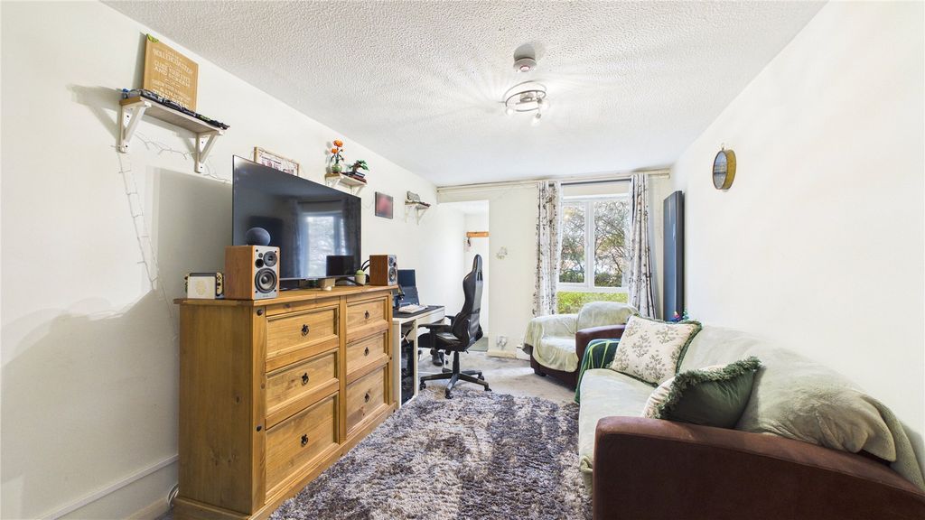 1 bed flat for saleLightwater, Surrey GU18 photo 3