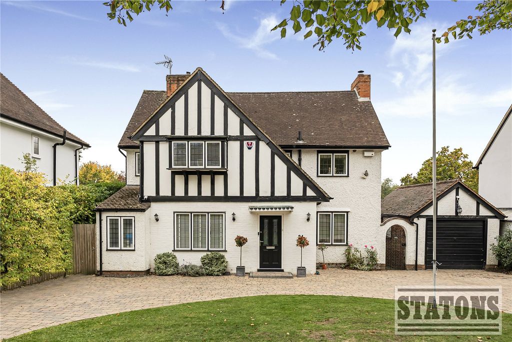 4 bed detached house for saleThe Avenue, Potters Bar, Hertfordshire EN6