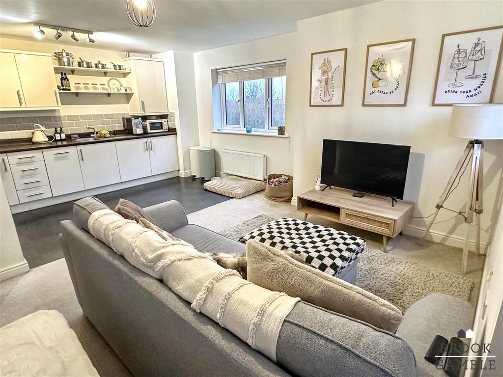 2 bed flat for saleKensington Way, Polegate BN26 photo 3