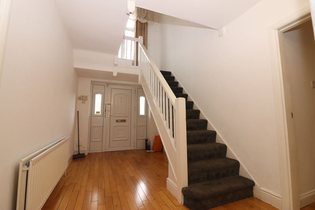 4 bed detached house for saleLuton LU2 photo 2
