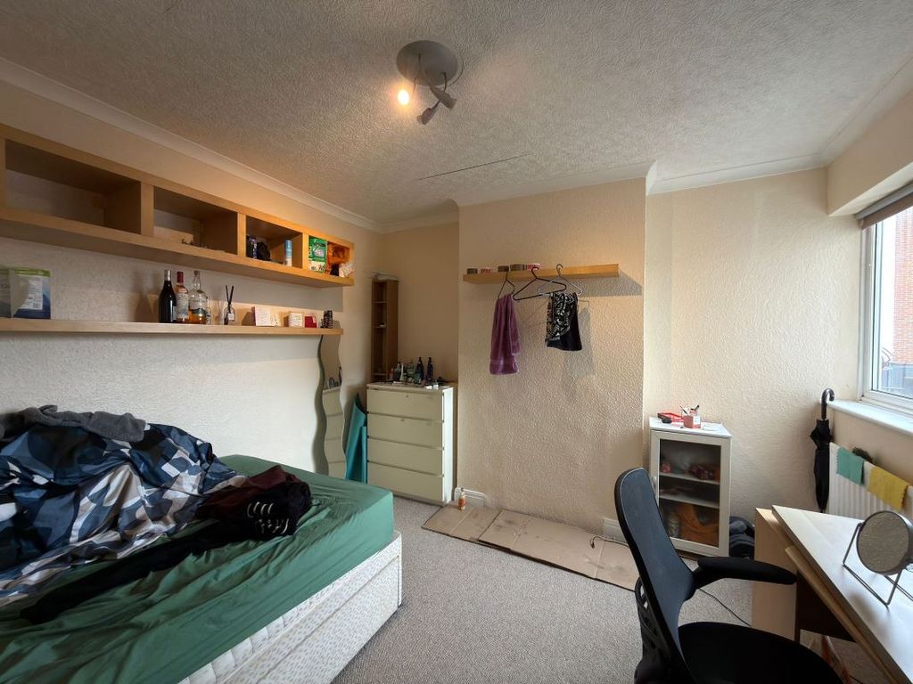 Additional image 4 of 5 bed flat for sale165A Darkes Lane, Potters Bar, Hertfordshire EN6