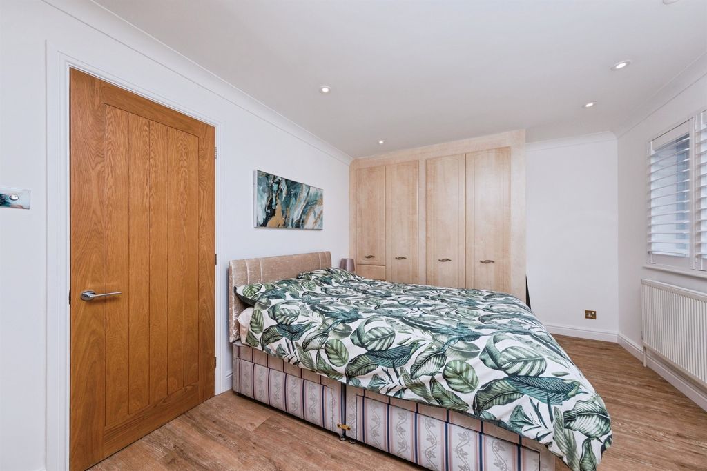 Additional image 16 of 4 bed detached house for saleTabard Gardens, Newport Pagnell MK16