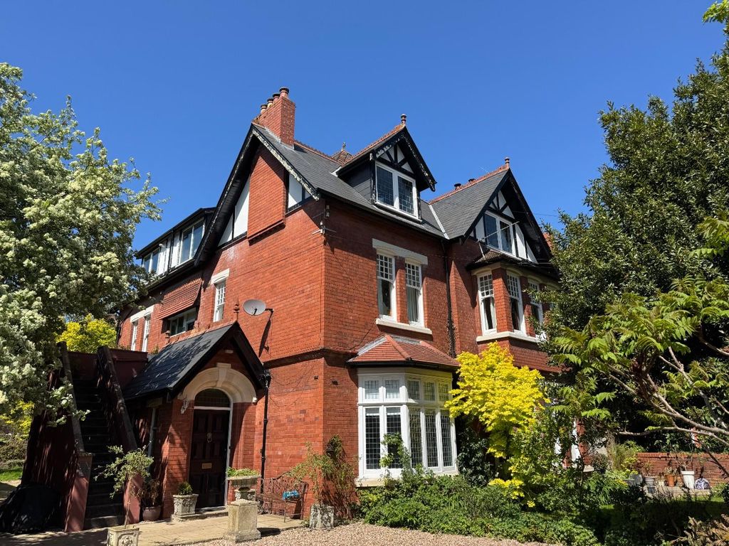 2 bed flat for saleVictoria Road, Penarth CF64