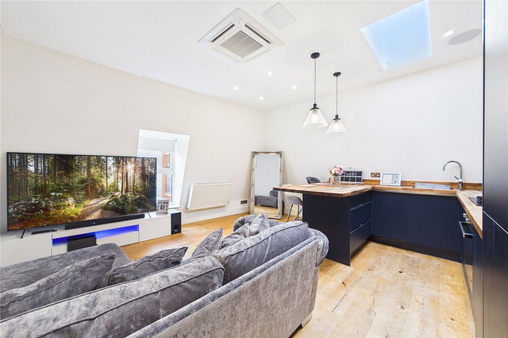 Additional image 13 of 2 bed flat for salePark Street, Newbury, Berkshire RG14