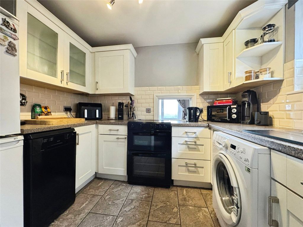 2 bed flat for saleSunrising, Looe, Cornwall PL13 photo 2