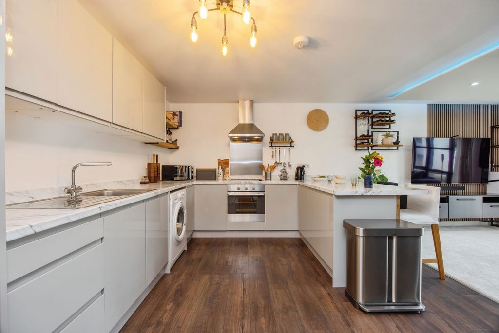 2 bed flat for saleSandy Hill, St. Austell, Cornwall PL25 photo 3