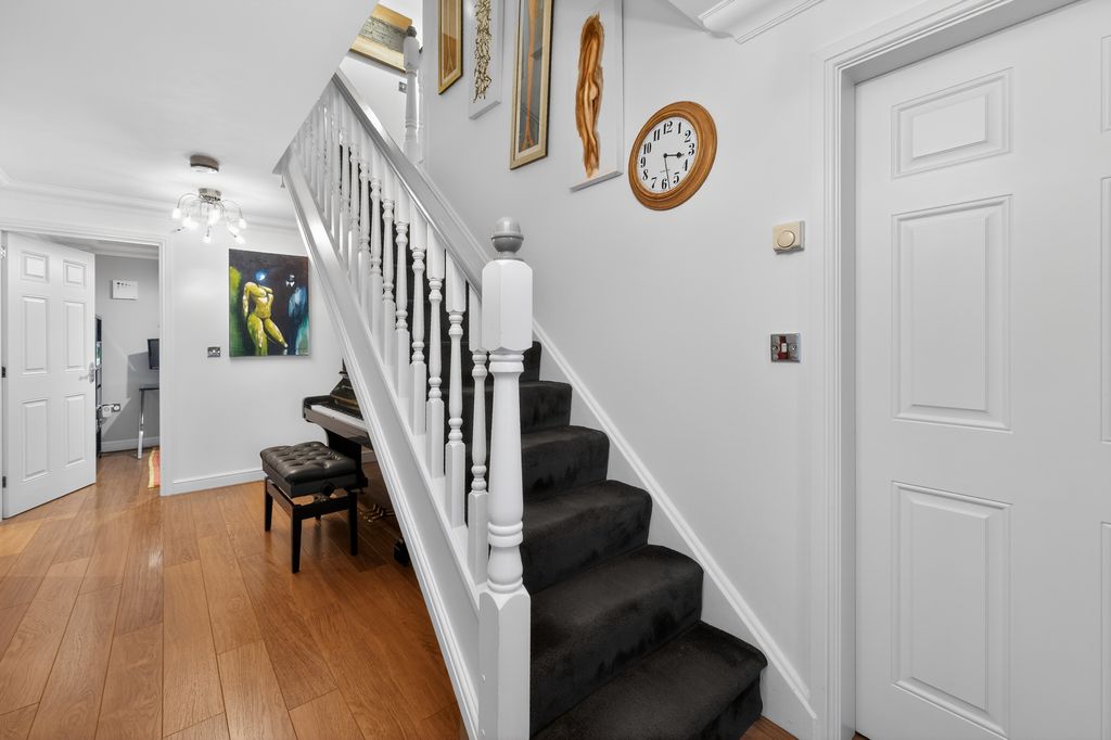 6 bed detached house for salePaddock Close, Mansfield NG18 photo 4