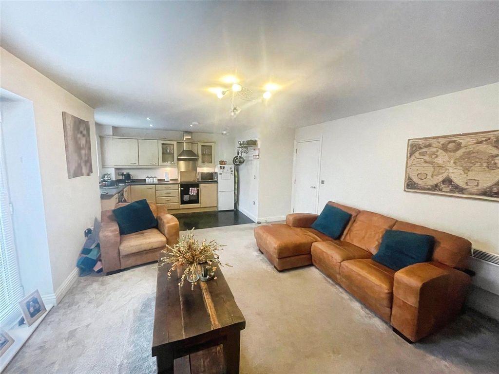 2 bed flat for saleManor Gardens Close, Loughborough, Leicestershire LE11 photo 2