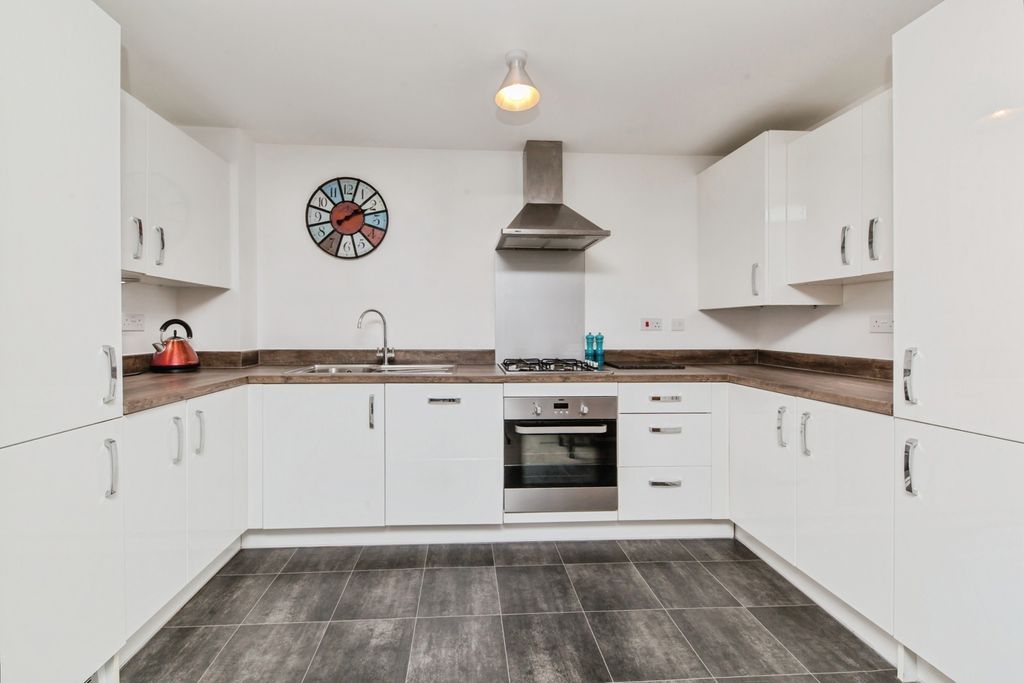 2 bed flat for saleWestern Way, Northwich, Cheshire CW8 photo 2