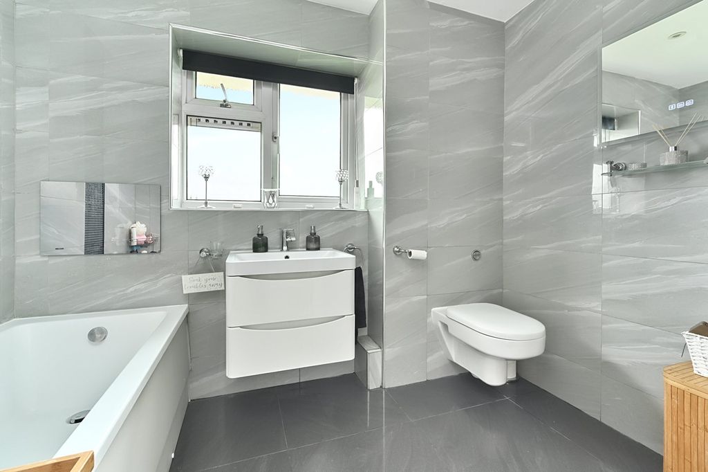 Additional image 15 of 2 bed flat for saleBeach Croft, Lancing, West Sussex BN15