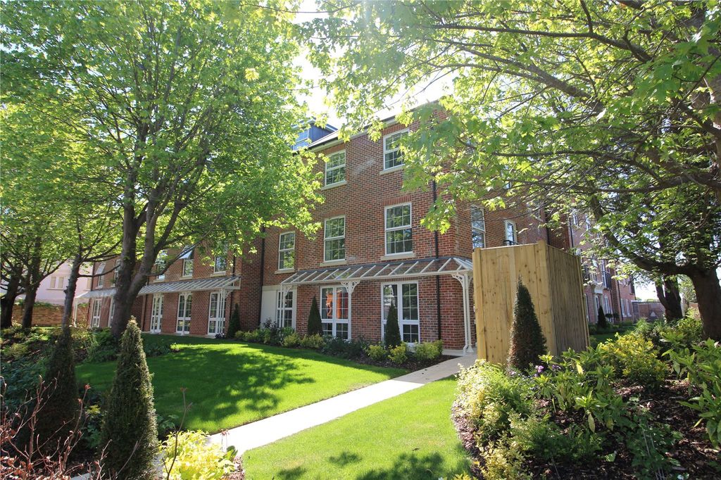 1 bed flat for saleClinton Lodge, Queen Elizabeth Avenue, Lymington, Hampshire SO41