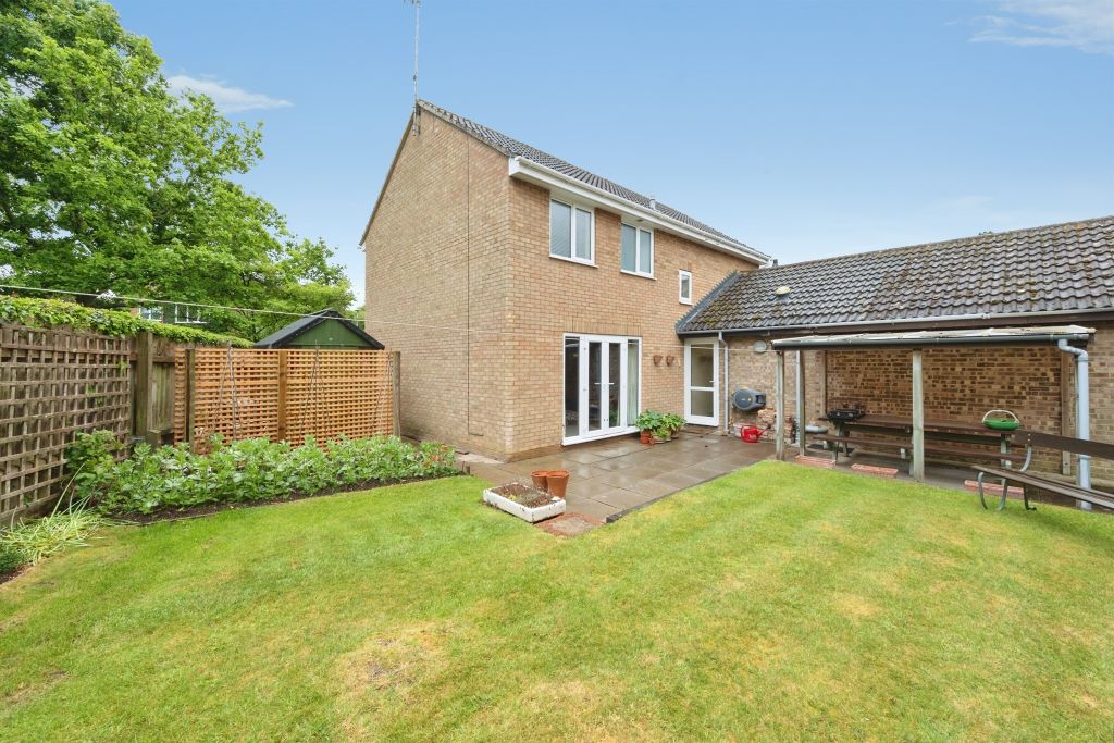 4 bed link detached house for saleCarters Close, Sherington, Newport Pagnell MK16 photo 2