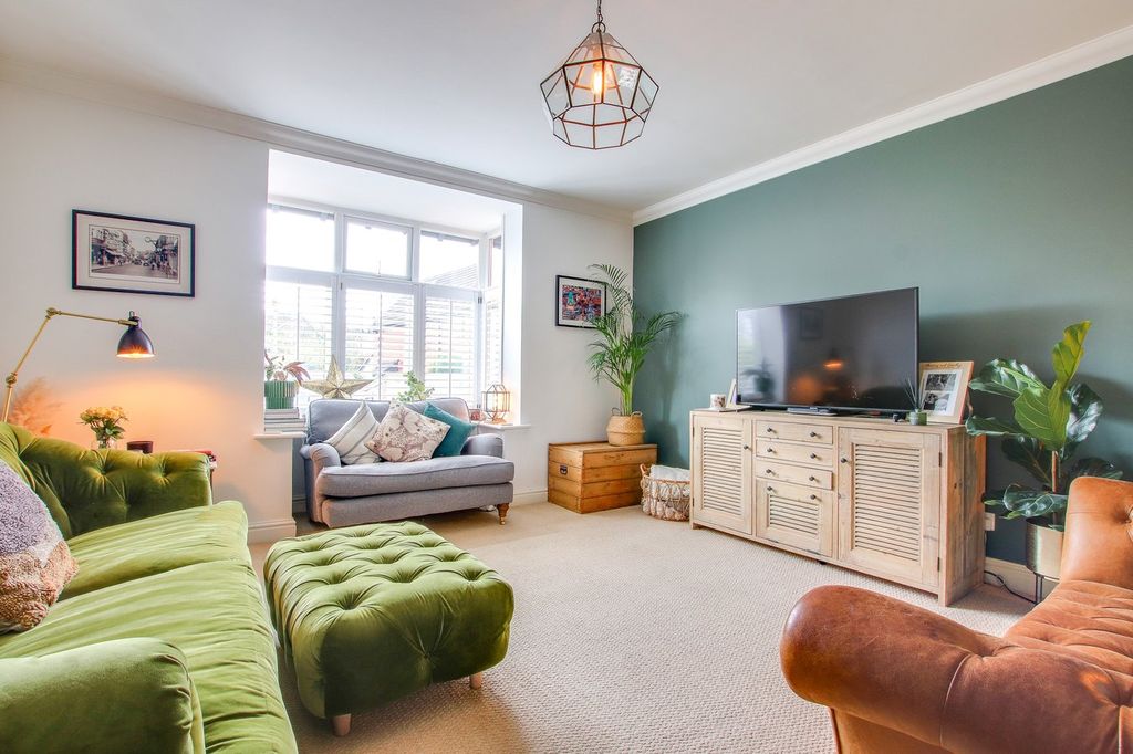 5 bed semi-detached house for salePrinces Crescent, Lyndhurst SO43 photo 3