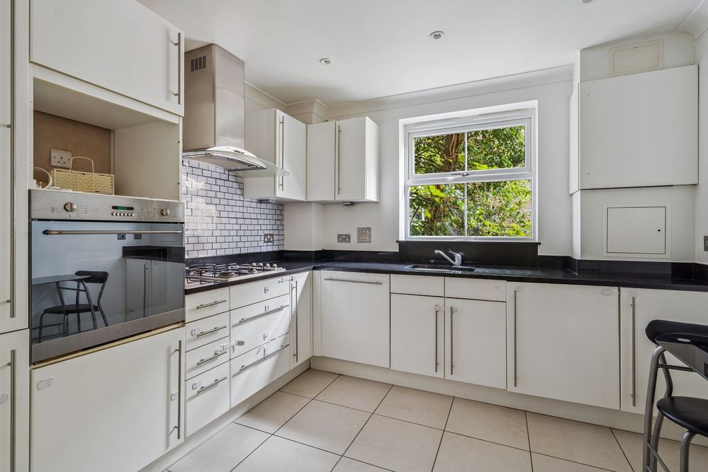 2 bed flat for saleWestfield Park, Hatch End, Pinner HA5 photo 4